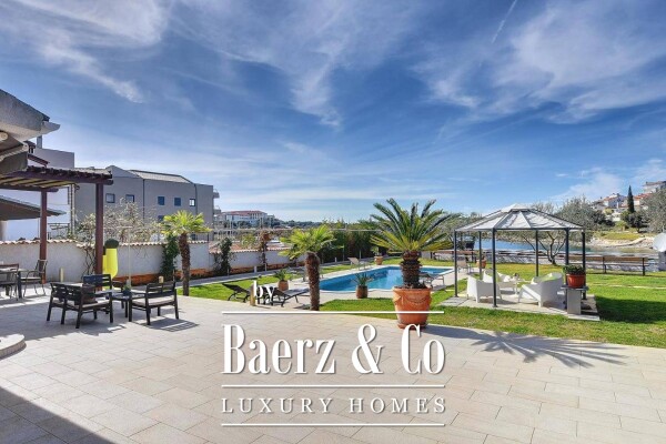 photo 11 Pula, beautiful villa with the best position - first row to the sea