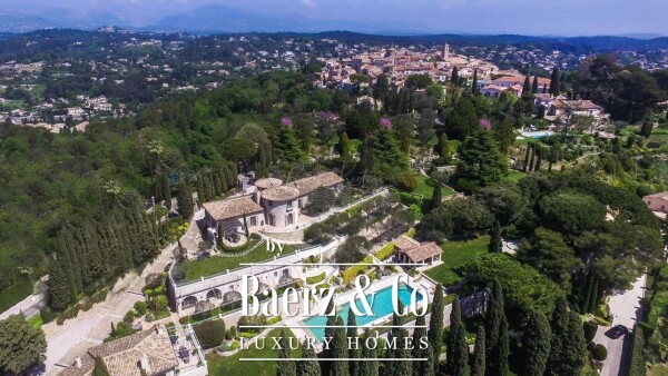 photo 4 Mougins - Situated ath the heart of the renowned village of Mougins