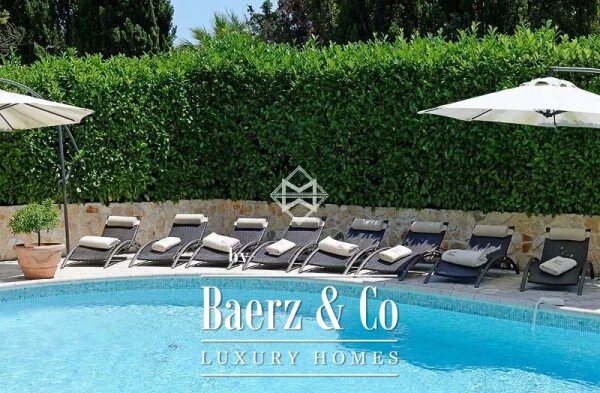 photo 23 Provençal in a gated domain.