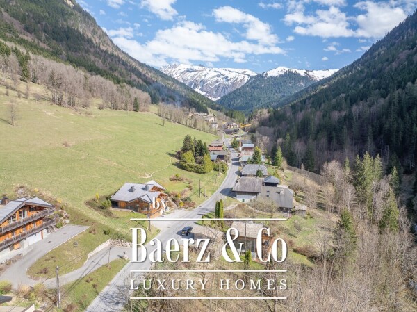 photo 3 AUTHENTIC 4-BEDROOM CHALET - CLOSE TO SKI LIFTS