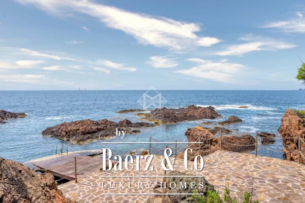 photo 3 RARE – Seafront Apartment with Private Garden and Dock – Anthéor