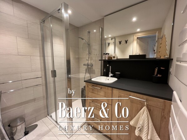 photo 10 South-facing, fully renovated 4-bedroom apartment